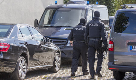 Polizeibeamte während der Razzia am 28. August in Banzkow (Meckl...
