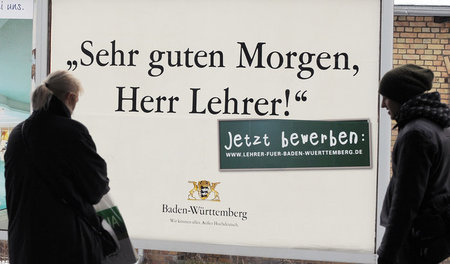 Ein Plakat, das für die Einstellung von Lehrern in den öffentlic...