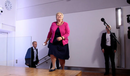 Premierministerin Erna Solberg bei einer Pressekonferenz in Oslo...