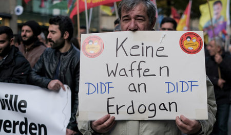 Protest gegen Rüstungsexporte in die Türkei auf einer Demo im Ok...