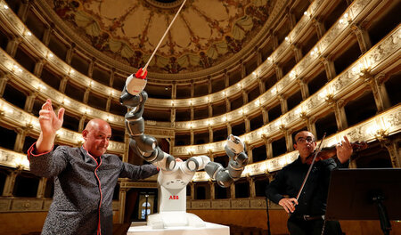 Kommen Sie ran, lieber Mann: Der Violinist Claudio Cavalieri (r.... Kommen Sie ran, lieber Mann: Der Violinist Claudio Cavalieri (r....