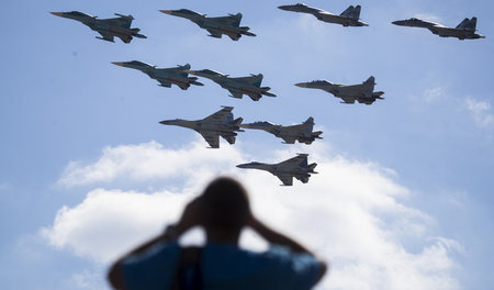 Militärische Stärke: Russisches Kampfjets am 12. August in Alabi... Militärische Stärke: Russisches Kampfjets am 12. August in Alabi...