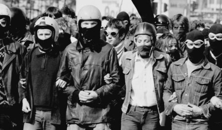 Das Foto oben zeigt Autonome in Westberlin im März 1987 auf eine...