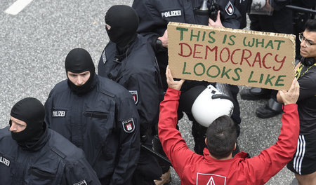 Vermummte und Protestierende am 8. Juli in Hamburg Vermummte und Protestierende am 8. Juli in Hamburg