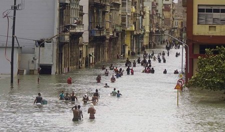 »Menschen bewegen sich bis zur Brust oder zum Hals im Wasser for...