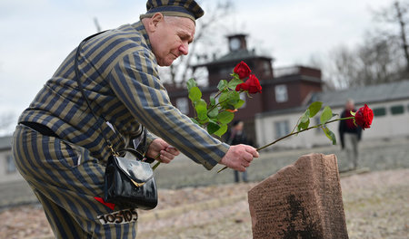 In der KZ-Gedenkstätte Buchenwald legt der ehemalige Häftling Pe...