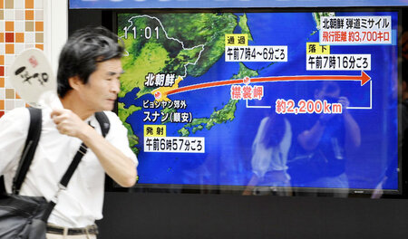 Raketenflug entsetzt Japan: Nachrichtenbildschirm in Tokio (15.9...