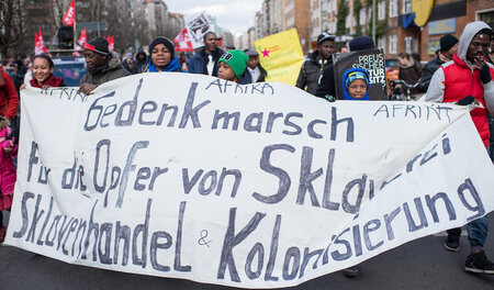 Entschuldigung von der Bundesregierung gefordert: Protest am 250...