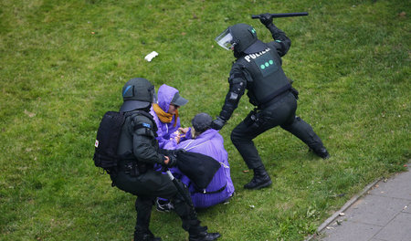 Auch Teilnehmer friedlicher Blockadeversuche am Rand der Sicherh...