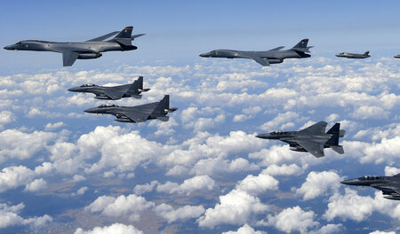B1B-Bomber und F35B-Mehrzweckkampfflugzeuge der US-Luftwaffe sow...
