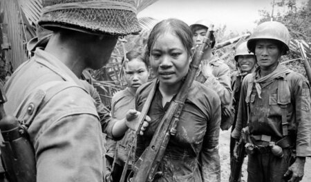 25. August 1965: Eine junge Frau wird von Soldaten der südvietna...