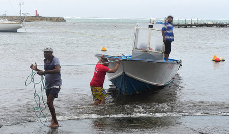 An Land gebracht: Bewohner von Guadeloupe bringen ein Boot in Si...