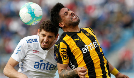 In Aktion: Nacional’s Agustin Rogel (l.) und Peñarol’s Ramon Ari...