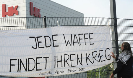 Seit vielen Jahren protestieren Aktivisten gegen die Waffendeals...