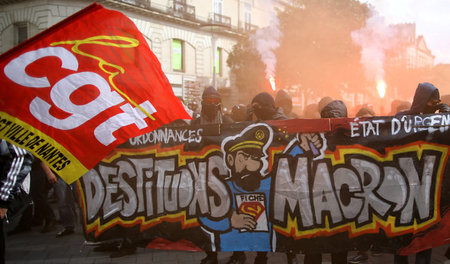 Demonstranten fordern am 12. September in Nantes die Absetzung d... Demonstranten fordern am 12. September in Nantes die Absetzung d...
