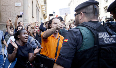 Tausende Menschen gingen am Mittwoch in Barcelona gegen die span...