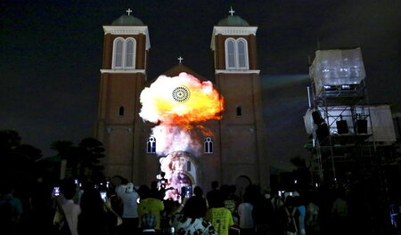 Animierter Atompilz an einer Kathedrale in Nagasaki, Japan (8. A... Animierter Atompilz an einer Kathedrale in Nagasaki, Japan (8. A...