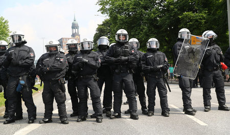 Die Polizeieinheiten wurden für den Einsatz bei den Protesten ge...