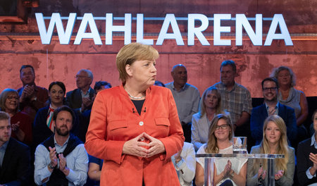 Kanzlerin Merkel im TV-Studio der »Wahlarena« in der Kulturwerft...