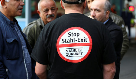 Bangen und kämpfen um ihre Zukunft: die Arbeiter der Stahlsparte... Bangen und kämpfen um ihre Zukunft: die Arbeiter der Stahlsparte...