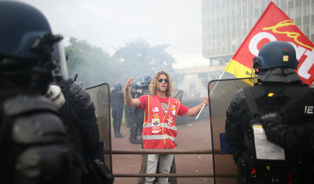 Früher war mehr Rauch: Demonstrant am Donnerstag in Paris