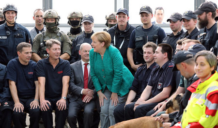 Brav, Kinder: Angela Merkel (CDU) und Hamburgs Erster Bürgermeis...