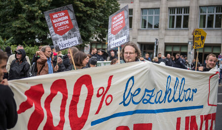»Wem gehört die Stadt? Solidarisch gegen hohe Mieten!« – Aktivis...