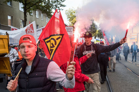 Das Feuer brennt: Gewerkschafter der IG Metall protestierten am ...