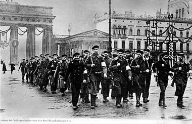 Einheit der Volksmarinedivision vor dem Brandenburger Tor