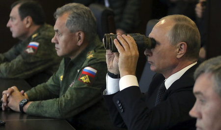 Alles im Blick: Russlands Präsident Wladimir Putin während des M...