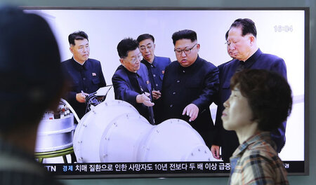 Ein Archivfoto von Kim Jong Un bei der Inspektion eines Wasserst...
