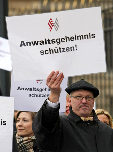 Anwälte demonstrierten am Freitag vor dem Bundesrat gegen die Da...