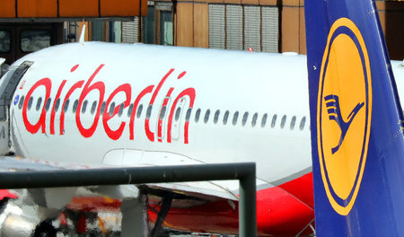 Eine Maschine der Lufthansa rollt auf dem Flughafen Berlin-Tegel...