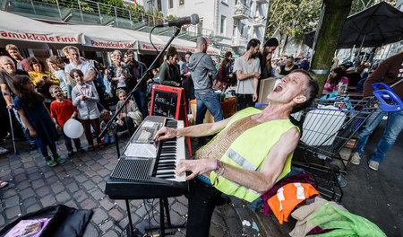 Ausgelassene Party: Ein Straßenmusiker aus Kanada auf dem Schanz...