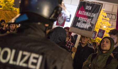 In Berlin demonstrierten am Sonntag mehr als 1.000 Menschen vor ...
