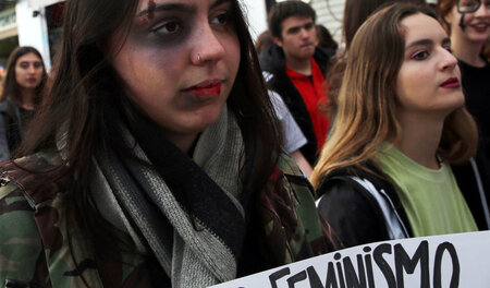 »Ich brauche Feminismus.« Proteste in Buenos Aires gegen Femizid...