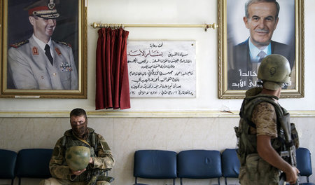 Gemeinsamer Kampf: Russische Soldaten in einem Krankenhaus in De...