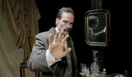 Im Alter von 44 Jahren bricht Friedrich Nietzsche zusammen, wovo... Im Alter von 44 Jahren bricht Friedrich Nietzsche zusammen, wovo...