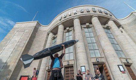 Die Hierarchie sind wir: Die besetzte Volksbühne mit Atomrakete Die Hierarchie sind wir: Die besetzte Volksbühne mit Atomrakete