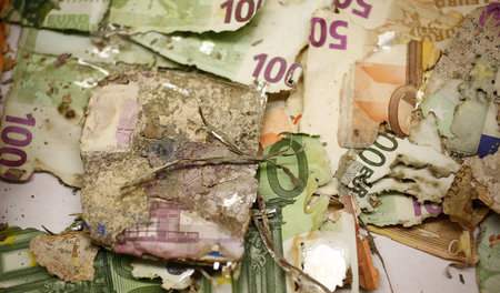 Bald ein angefressenes Relikt der Vergangenheit? Euro-Banknoten Bald ein angefressenes Relikt der Vergangenheit? Euro-Banknoten