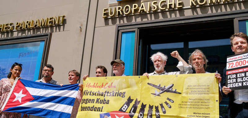 Petitionsübergabe Unblock Cuba!