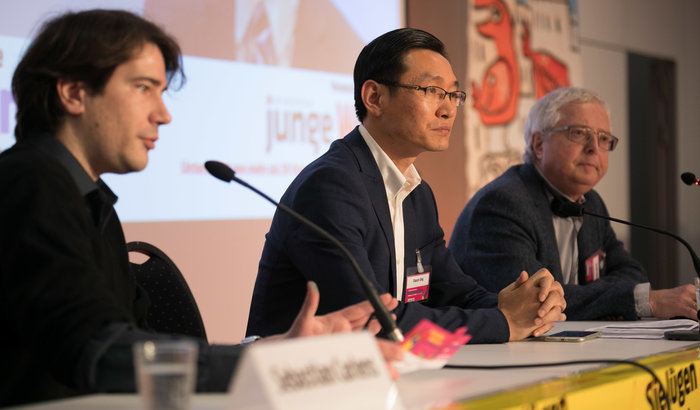 jW-Redakteur Sebastian Carlens, Ding Xiaoqin und der stellv. jW-Chefredakteur Arnold Sch&ouml;lzel. Foto: Christian Mang