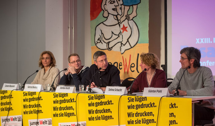 Solidarit&auml;t mit Gefl&uuml;chteten ja &ndash; aber welche? Selma Schacht und G&uuml;nther Pohl pl&auml;dierten neben Humanismus f&uuml;r Klassensolidarit&auml;t. Ohne in gemeinsamen K&auml;mpfen die Systemfrage zu stellen, lie&szlig;en sich die Probleme der versch&auml;rften Konkurrenz nicht l&ouml;sen Foto: Christian-Ditsch.de