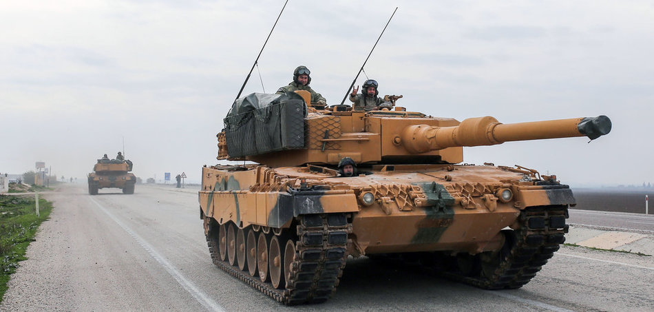 T&uuml;rkische Panzer vom Typ &raquo;Leopard 2A4&laquo; in der N&auml;he der syrischen Grenze (21.1.2018). Foto: XinHua/dpa