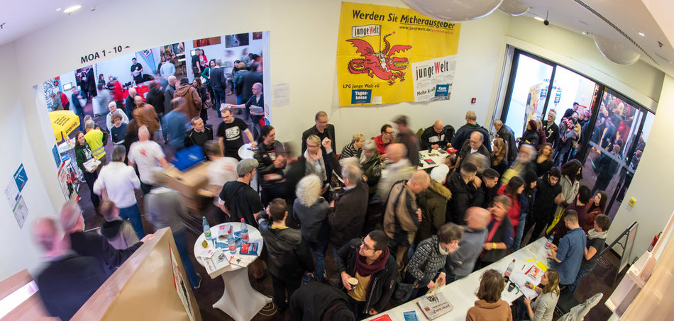 Am Einlass zum Tagungsort der Rosa-Luxemburg-Konferenz herrschte auch im Januar 2019 Gedr&auml;nge. Foto: Christian-Ditsch.de