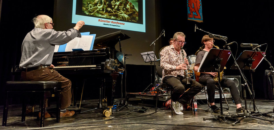 Neuer Anlauf, uns aufzur&uuml;tteln: Hannes-Zerbe-Quartett auf der M&R-K&uuml;nstler-Konferenz im Juni (links der Komponist). Foto: F. Boillot