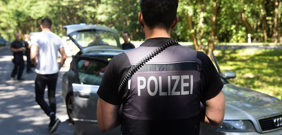 Schikanen kennen die Besucher der &raquo;Fusion&laquo;: Fahrzeugkontrolle nahe L&auml;rz (27.6.2019). Foto: Christian Charisius/dpa