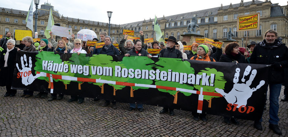Demonstration gegen das Bahnprojekt &raquo;S 21&laquo; in Stuttgart (28.12.2012). Foto: Jan-Philipp Strobel/dpa