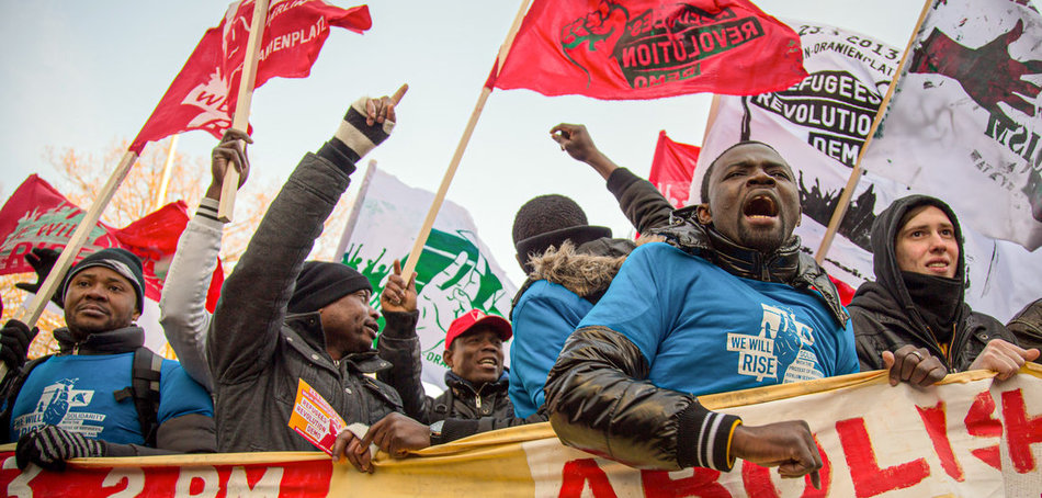 Einheit ist die Voraussetzung f&uuml;r den erfolgreichen Kampf der Lohnabh&auml;ngigen gegen die herrschende Politik der Deregulierung und K&uuml;rzung &ndash; Protest von Gefl&uuml;chteten f&uuml;r die Abschaffung der Residenzpflicht in Berlin (23.3.2013). Foto: Bj&ouml;rn Kietzmann