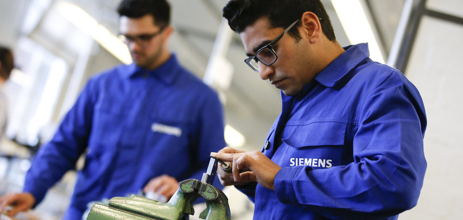 Ausbildung von Gefl&uuml;chteten bei Siemens (Berlin, 21. April 2016). Foto: REUTERS/Fabrizio Bensch